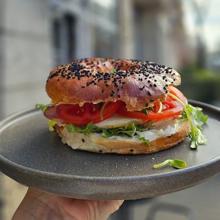 Bajgiel własnego wypieku z łososiem