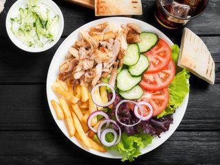 Kebab z kurczakiem na talerzu