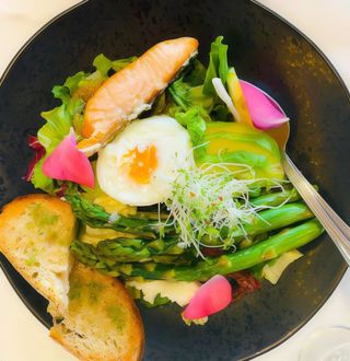 Sałatka ze szparagami i łososiem