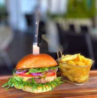 Burger SUMMER (zestaw z frytkami)