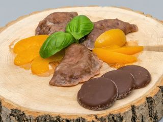 Pierogi kakaowe z serem i brzoskwinią