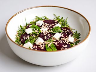 Sałatka z burakiem i serem fetą