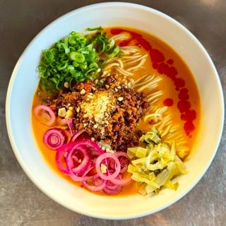 Tantanmen z mielonym mięsem i orzeszkami