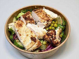 Sałatka z kurczakiem i suszonymi pomidorami