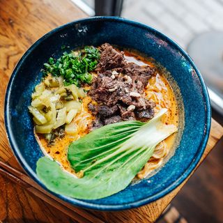 TanTanmen z grillowaną wołowiną
