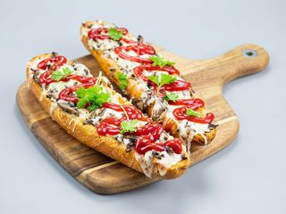 Zapiekanka z kurczaka na bagietce z pieczarkami 300g