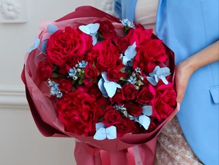 Bukiet z francuskich malinowych róż, gałązkowych malinowych róż, oxypetalum oraz niebieskiego eukaliptusa.
