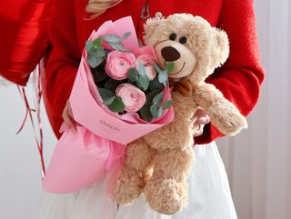 Bukiet z różowych jaskrów i eukaliptusa w zestawie z pluszowym misiem