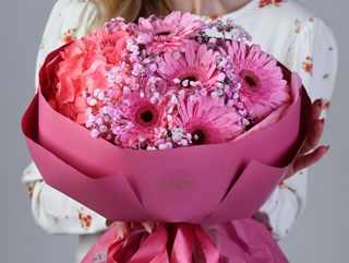 Bukiet z różowych gerber, hortensji i gipsówki