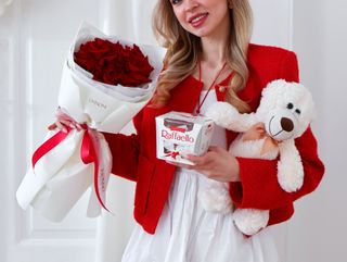 Bukiet z czerwonych róż w zestawie z misiem i pralinkami Raffaello