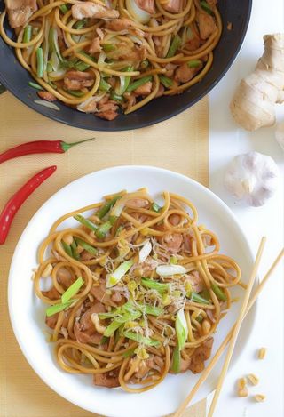 Makaron smażony z cielęciną po wietnamsku