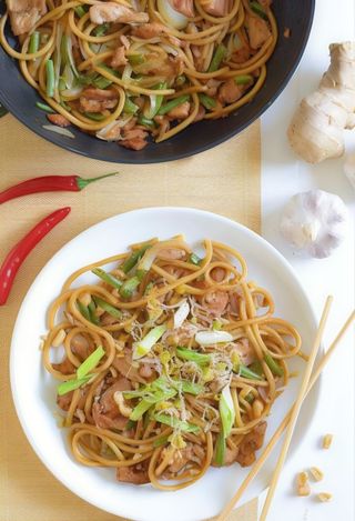 Makaron smażony z wołowiną po wietnamsku