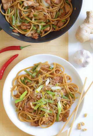 Makaron smażony z krewetkami po wietnamsku