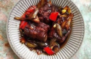 Żeberka  grillowane z frytkami