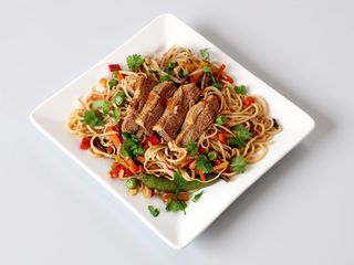 Kaczka grillowana na makaronie po wietnamsku