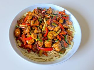 Kurczak z grilla na makaronie po wietnamsku