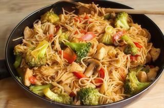 Mekong makaron z kurczakiem po tajsku 