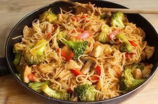 Kurczak z grilla na makaronie po wietnamsku 