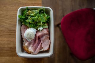 Chałka z szynką i jajem poche