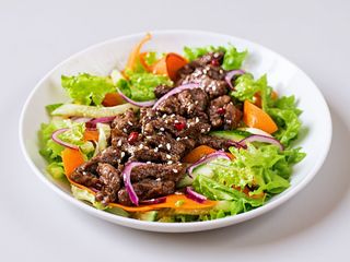 Sałatka z kurczakiem lub wołowiną średnia