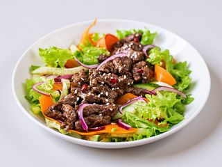 Sałatka z kurczakiem lub wołowiną mega