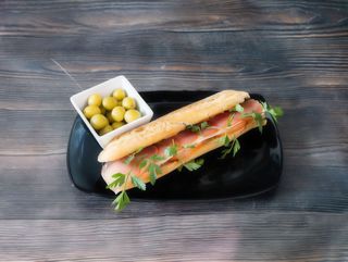 Bocadillo z polędwicą lomo i oliwkami