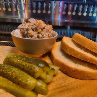 Pajda Chleba ze Smalcem i Ogórkiem Kiszonym