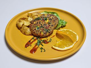 Kotleciki wege, opiekane ziemniaki, surówka