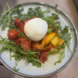 Burrata na pieczonych pomidorach