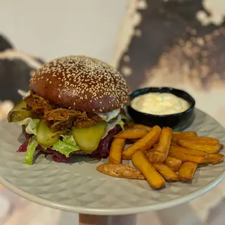 Burger z rwaną wieprzowiną