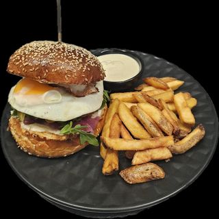 Burger wołowy z sadzonym jajkiem