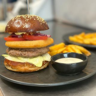 Burger wołowy z panierowanym serem