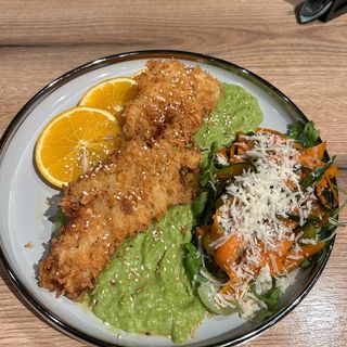 Smażona ryba z puree z zielonego groszku