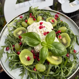 Burrata z marynowanym ogórkiem