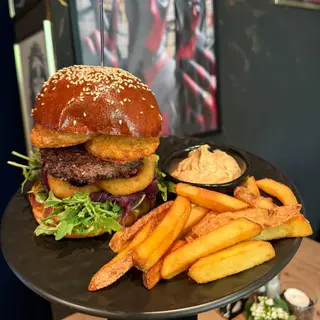 Burger wołowy z plackami ziemniaczanymi
