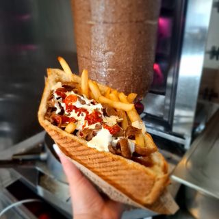 Wołowina z frytkami w bułce średnia