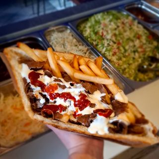 Wołowina z frytkami w bułce duża