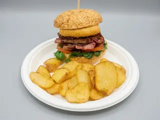 Burger z boczkiem i panierowanym serem (200 g wołowiny) plus puszka coli