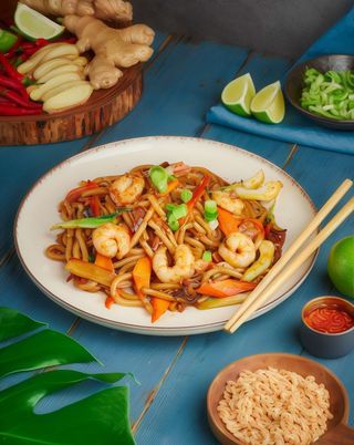 Makaron Udon z wołowiną lub krewetkami