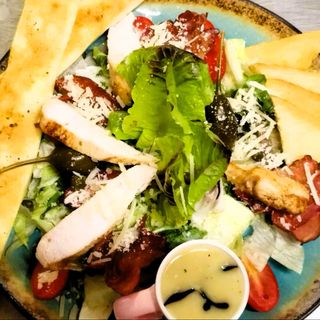 Sałatka Cezar na kruchych sałatach