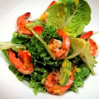 Sałatka z krewetkami karmelizowanymi