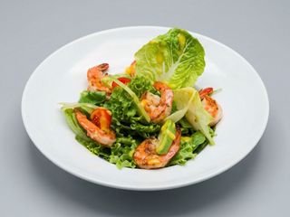 Sałatka z krewetkami karmelizowanymi