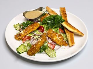 Sałatka z kawałkami z chrupiącego kurczaka