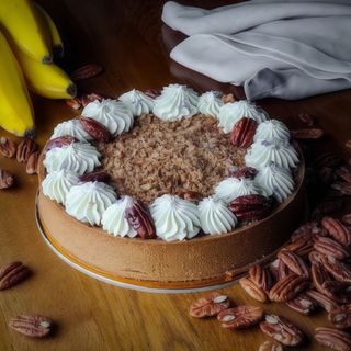 Tarta z bananami, karmelem i orzechami pekan (porcja)