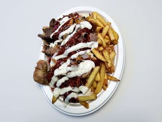 Zestaw na talerzu z frytkami