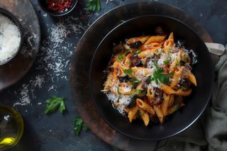 Penne z boczkiem i podgrzybkami