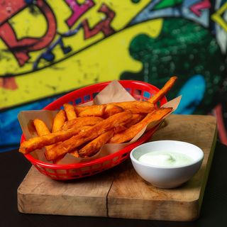 Frytki z batatów 200g + sos