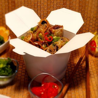 BOX Sajgonki z Makaronem smażonym i warzywami.