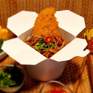 Box Chrupiąca polędwiczka z makaronem smażonym