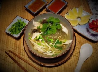 Rosół z kurczakiem i makaronem sojowym